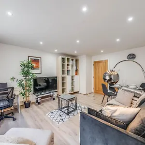 Canary Wharf O2 Excel Flat With Parking & Balcony London